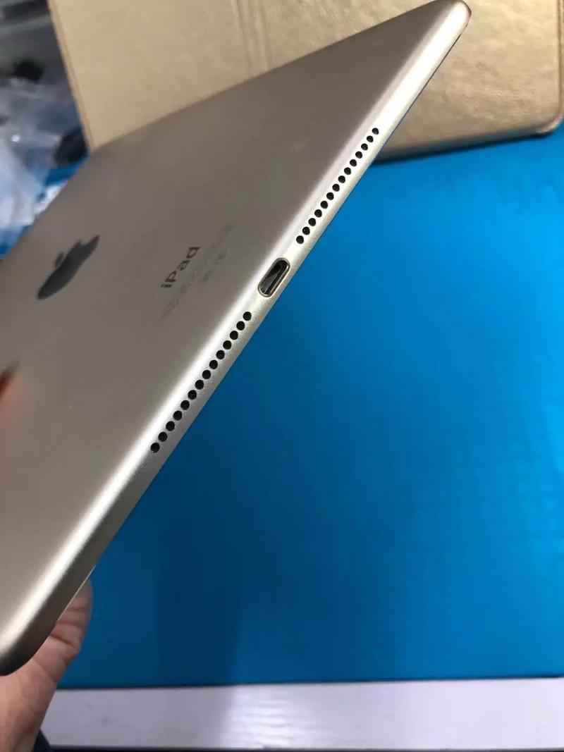 答:iPad2(32G Wifi版)的存储空间是固定的,无法通过物理方式扩展,但你可以通过以下几种方法来优化存储空间使用:定期清理不再需要的应用和数据、使用云存储服务(如iCloud)来备份和同步重要文件、以及通过iTunes将视频、音乐等媒体文件同步到电脑上以释放设备空间,还可以考虑购买外置存储设备(如USB闪存盘或移动硬盘),但需要注意的是,iPad2本身并不支持直接连接USB设备,因此需要使用特定的适配器或应用来实现数据传输。