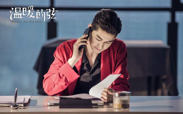 《撩了我别想跑》的演员阵容非常强大,由一群优秀的演员组成,男主角由著名演员张翰饰演,他在电影中饰演了一个阳光帅气的男孩,女主角由著名演员郑爽饰演,她在电影中饰演了一个可爱活泼的女孩,电影中还有许多其他优秀的演员,如陈学冬、白敬亭、吴映洁等,他们的表演都非常出色,为电影增色不少。