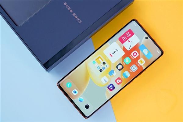 vivo X80则搭载了4500mAh的大容量电池,配合80W有线快充技术,不仅保证了持久的续航能力,还能在短时间内快速回血,这样的配置让用户无需再为电量焦虑,随时随地都能保持手机的最佳状态。