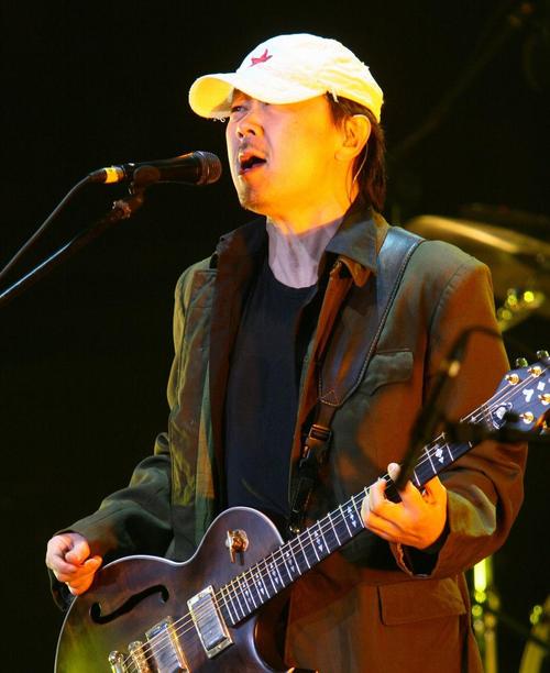 崔健,这个名字在中国摇滚乐史上有着举足轻重的地位,他的音乐,如同一把锋利的匕首,刺破了时代的沉默,唤醒了无数青年的热血与梦想,而今,这位摇滚老炮儿选择了一条不同寻常的道路,将他对音乐的执着与热爱,注入到一款手机之中,让每一个握在手中的瞬间,都能感受到那份来自心底的震撼与力量。