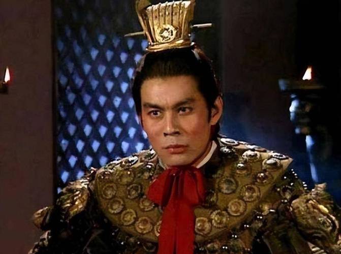 若白:若白是戚百草的师兄,也是元武道教练,他表面上对戚百草很严厉,但实际上他非常关心她,只是不善于表达自己的情感,若白是一个非常优秀的元武道选手,但因为身体原因,他最终选择了放弃比赛,成为了一名教练,他希望戚百草能够继承自己的衣钵,成为一名优秀的跆拳道选手。