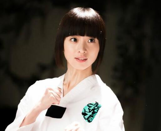 答:旋风少女中,元武道高手众多,其中比较突出的有戚百草、若白、方廷皓、喻初原、曲向南等,他们都是非常优秀的元武道选手,各自有着独特的技艺和风格。