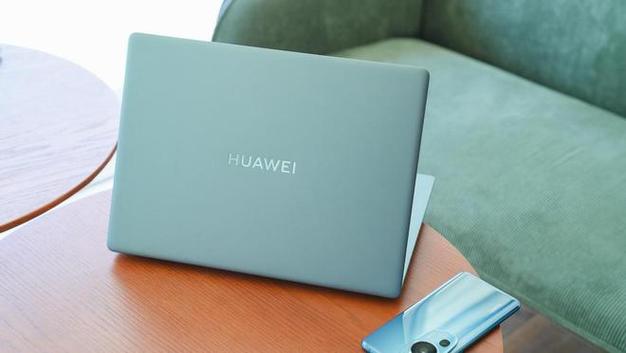 除了强大的处理器,华为MateBook 14 2023还配备了16GB LPDDR4x内存和512GB SSD固态硬盘,16GB的内存容量足以满足大多数商务应用的需求,确保系统流畅运行;而512GB的SSD固态硬盘则提供了快速的数据读写速度,无论是启动系统、加载应用还是传输文件,都能迅速完成,大大提升你的工作效率。