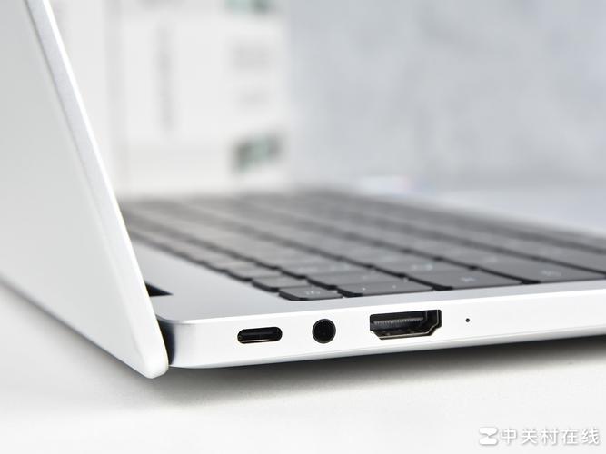 回答:华为MateBook 14 2023搭载的处理器型号是英特尔酷睿i5-1340P,这是一款性能强劲的处理器,能够满足大多数商务和办公需求,在无线连接方面,它支持Wi-Fi 6和蓝牙5.1模块,Wi-Fi 6技术能够提供更快更稳定的网络连接速度,而蓝牙5.1模块则能够让你轻松连接各种蓝牙设备,如耳机、鼠标等,这样的配置让你在享受高效办公的同时,也能享受到便捷的无线连接体验。