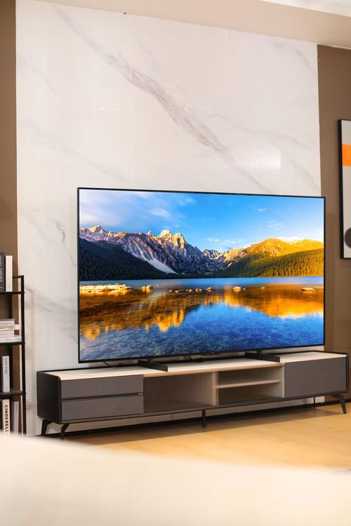 TCL H8800S系列智能电视不仅在性能上表现出色,在外观设计上也同样令人惊艳,其雍容华贵的外观设计,搭配暗金色半月弧形边框和木质纹理,与高端家具风格相得益彰,无论是摆放在客厅还是卧室,都能成为一道亮丽的风景线,TCL H8800S系列的曲面设计更是其一大亮点,它采用了4000R黄金曲率,这一曲率被公认为观看最舒适的电视曲率,能够带来更加宽广的视野和更加真实的观影感受。