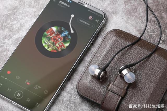 除了卓越的音质外,K3003i在功能和配件方面也同样出色,它配备了线控麦克风和内置线控器,支持iPod和iOS设备的所有线控控制功能,同时也兼容大多数Android手机和随身听播放器(通过附赠的3.5mm转接线),线控操作灵敏便捷,无论是切换歌曲、调节音量还是接听电话都能轻松应对。