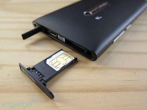 2、诺基亚625用MICRO SIM卡吗?