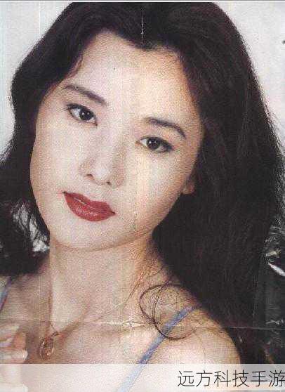 何赛飞 1963 年出生于浙江省岱山，是家中的第三个孩子，她从小就对艺术充满了热爱，尤其喜欢越剧，1982 年，何赛飞考入浙江岱山越剧团，成为了一名专业的越剧演员，在剧团中，何赛飞不仅学习了越剧表演技巧，还锻炼了自己的舞台经验。