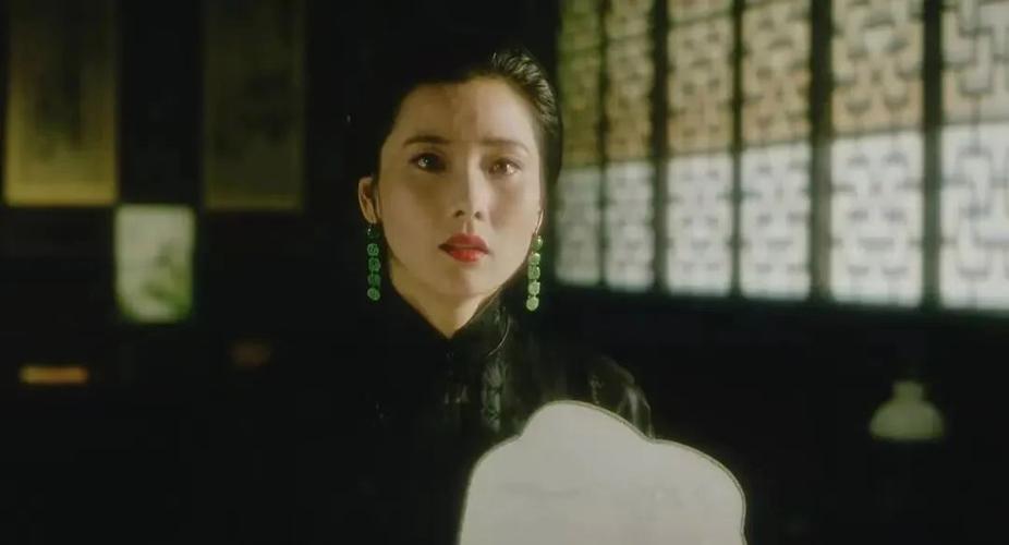 1995 年，何赛飞参演了陈凯歌执导的电影《风月》，在片中饰演如意，这是何赛飞第一次与陈凯歌合作，也是她第一次尝试拍摄古装电影，在拍摄过程中，何赛飞遇到了许多的困难和挑战，但她始终坚持自己的表演风格，最终成功地塑造了如意这个角色。