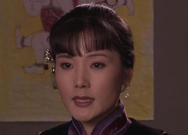2001 年，何赛飞参演了电视剧《大宅门》，在剧中饰演杨九红，这是何赛飞第一次尝试拍摄电视剧，也是她第一次与郭宝昌合作，在拍摄过程中，何赛飞深入地了解了杨九红这个角色的生活和心理，她的表演得到了导演和观众的高度评价。