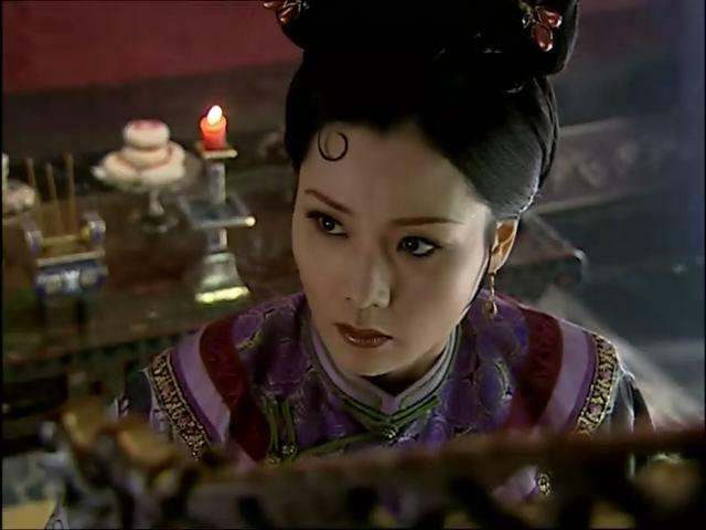 2011 年，何赛飞参演了电视剧《后宫·甄嬛传》，在剧中饰演沈眉庄，这是何赛飞第一次尝试拍摄宫廷剧，也是她第一次与郑晓龙合作，在拍摄过程中，何赛飞深入地了解了沈眉庄这个角色的生活和心理，她的表演得到了导演和观众的高度评价。