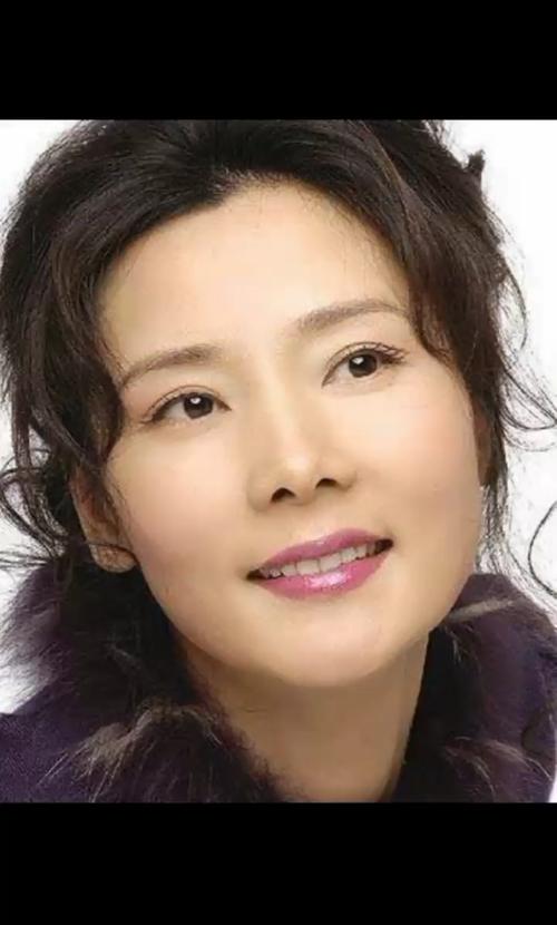 何赛飞是一位非常优秀的演员，她的表演风格自然、细腻、真实，深受观众的喜爱，她曾经获得过许多的奖项和荣誉，如第 18 届中国电影金鸡奖最佳女配角、第 6 届中国电影表演艺术学会金凤凰奖学会奖、第 21 届大众电影百花奖最佳女配角等。