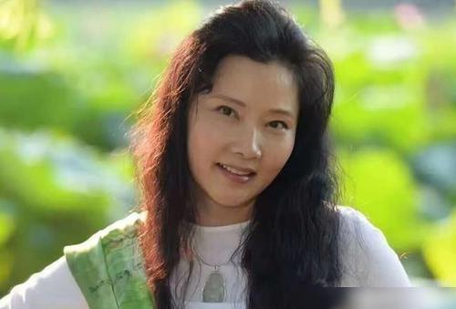 在电视剧《刀客家族的女人》中，何赛飞饰演的角色叫余黄氏，余黄氏是一个非常复杂的人物，她是余家的大奶奶，也是葛大妮的婆婆，她表面上看起来温柔善良，但实际上却有着许多的秘密和心机，她为了维护自己的地位和利益，不惜使用各种手段来打压葛大妮，但最终还是被葛大妮所感动，成为了她的朋友和支持者。