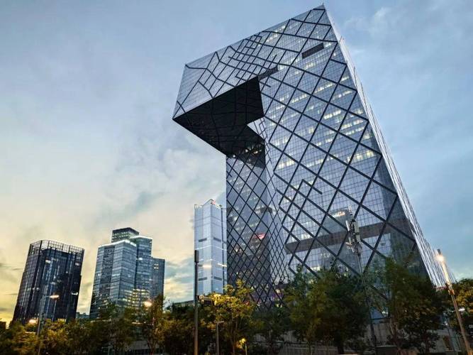 2、建筑摄影:在拍摄建筑物时,广角镜头能够展现其宏伟的规模和独特的结构,无论是高耸入云的摩天大楼,还是古色古香的古建筑群,广角镜头都能让观者感受到建筑的壮丽与魅力。
