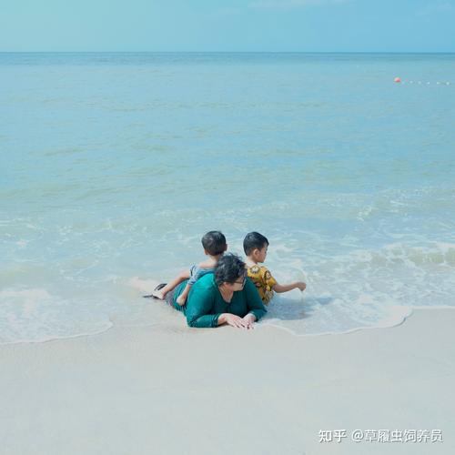 在选择广角镜头时,我们需要根据自己的拍摄需求和预算来选择合适的型号和规格,也需要注意镜头的成像质量、畸变控制等因素,在使用过程中,我们可以利用广角镜头的特性来创造独特的视觉效果,比如通过低角度拍摄来增强画面的冲击力,或者利用广角镜头的透视畸变来营造特殊的氛围。