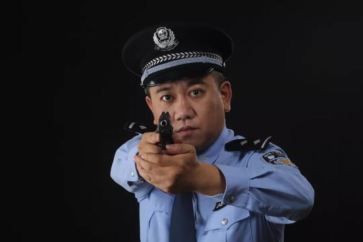 肖海洋是一个警察，他是骆闻舟的下属，他在剧中的表现非常出色，他的勇敢和忠诚让人印象深刻。