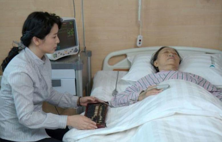 周桂芳是周文川的母亲，她是一个善良和慈祥的人，她在剧中的表现让人感动，她对儿子的爱让人动容。