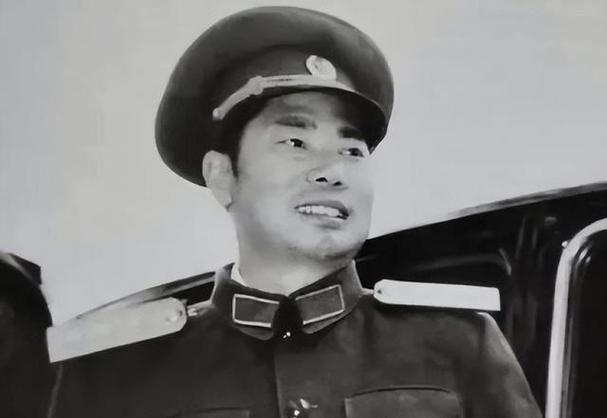 叶军是一个警察，他是骆闻舟的上司，他在剧中的表现非常出色，他的果断和勇敢让人印象深刻。