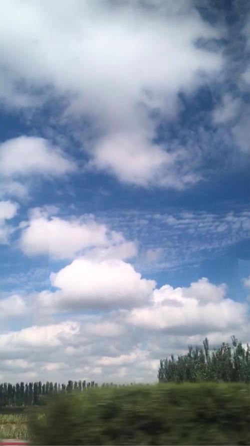 答:《天空制造》的灵感来源于对现实世界的观察和思考,在我们的现实生活中,天空的颜色和梦想的实现都与我们的生活环境和内心状态息息相关,当我们面对环境污染、社会压力等问题时,天空的颜色可能会变得黯淡无光,梦想也可能会被压抑和磨灭,我希望通过《天空制造》这个故事,表达对美好未来的向往和追求,同时也鼓励人们勇敢地面对挑战,坚持自己的梦想。