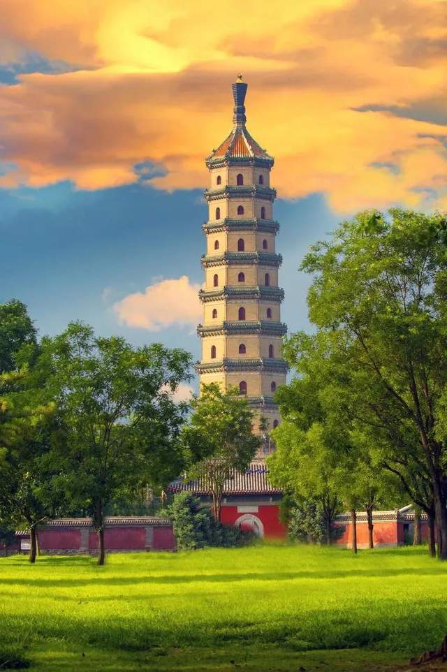 在华北大地的心脏地带,河北不仅以其悠久的历史文化和壮丽的自然风光闻名遐迩,近年来更在游戏竞技领域悄然崛起,成为孕育电竞新星的摇篮,随着电子竞技行业的蓬勃发展,河北站作为这一浪潮中的重要一环,正以其独特的魅力和潜力,吸引着全国乃至全球的目光。