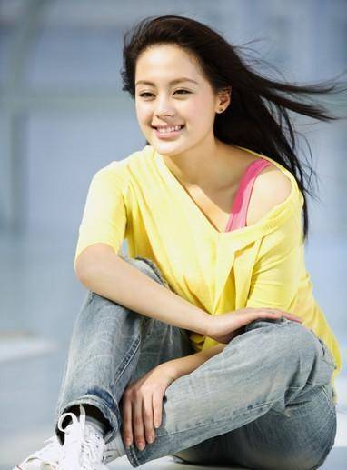王力可也是一个非常有爱心和社会责任感的人,她积极参与公益活动,为贫困地区的孩子们捐赠图书和学习用品,为灾区人民捐款捐物,她还担任了一些公益组织的形象大使,为推动社会进步和发展贡献自己的力量。