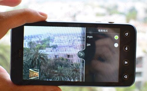 问题二:电信版HTC EVO 3D的屏幕在户外强光下是否清晰可见?