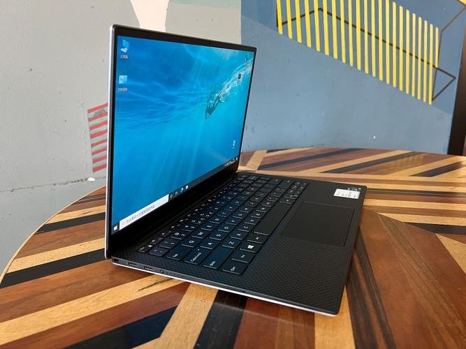 在图形处理方面,戴尔XPS 13(XPS13D-138)搭载了Intel GMA HD 3000核芯显卡,虽然这款显卡的定位是入门级,但足以应对日常办公和轻度娱乐中的图形需求,它还内置了130万像素摄像头和内置麦克风,方便用户进行视频通话和在线会议,音频方面,则采用了内置双声道立体声扬声器和内置立体声音效芯片,为用户带来清晰、震撼的音效体验。