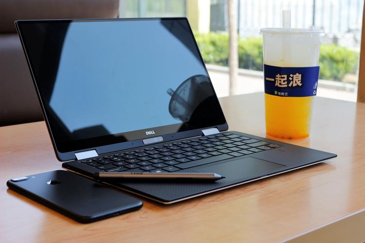 A:戴尔XPS 13(XPS13D-138)配备了一块13.3英寸的LED背光显示屏,分辨率为1366x768,虽然分辨率在当前市场上不算顶尖,但足以满足大多数用户的日常需求,该屏幕还支持16:9的黄金比例和LED背光技术,为用户带来更加舒适和清晰的视觉体验。