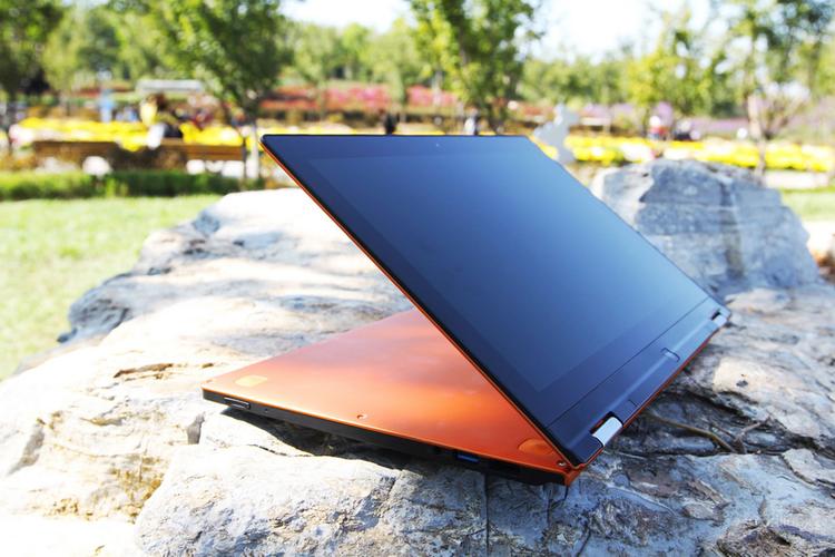 联想Ideapad Yoga13的外观设计简约而不失时尚感,机身采用金属材质打造,表面经过精细处理,呈现出细腻的光泽感,屏幕支持360度翻转,无论是传统的笔记本模式、站立模式、帐篷模式还是平板模式,都能轻松应对不同场景下的使用需求,Yoga13还提供了多种颜色选择,如经典的黑色、活力的橙色等,满足不同用户的个性化需求。