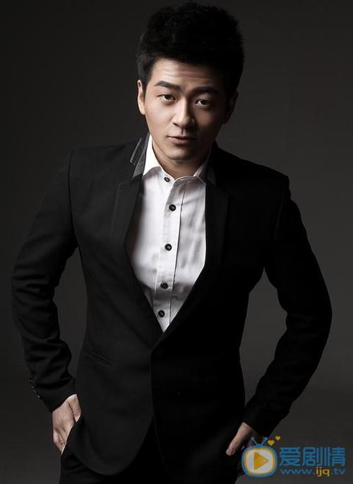 黄晋琨,1995 年出生于中国台湾省,毕业于台湾艺术大学,他从小就对表演艺术有着浓厚的兴趣,大学期间更是积极参加各种戏剧演出和比赛,积累了丰富的舞台经验,2017 年,黄晋琨参加了真人秀节目《明日之子》第一季的比赛,进入了全国十强,他在节目中的出色表现赢得了众多观众的喜爱和认可,也为他的演艺事业打下了坚实的基础。