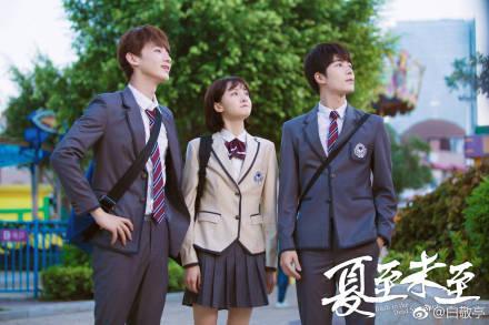 除了在《夏至未至》中的精彩表现外,黄晋琨还参演了多部电视剧和电影作品,在电视剧《流星花园》中,他饰演了一个富家子弟西门彦;在电影《斗鱼》中,他饰演了一个黑帮成员阿豹,这些作品让观众们看到了黄晋琨多样化的表演风格和才华,也让他的演艺事业得到了更多的关注和认可。