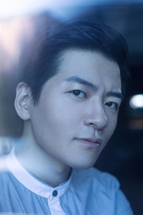 黄晋琨毕业于台湾艺术大学,他从小就对表演艺术有着浓厚的兴趣,大学期间更是积极参加各种戏剧演出和比赛,积累了丰富的舞台经验,2017 年,黄晋琨参加了真人秀节目《明日之子》第一季的比赛,进入了全国十强,他的首部电视剧作品是《夏至未至》,在剧中饰演了伍凯一角。