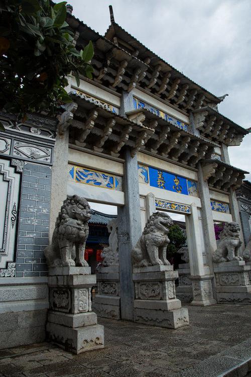 第二天,我们将前往云南省的另一个著名景点——丽江古城,这是一个保存完好的古城,有着悠久的历史和文化底蕴,我们将漫步在古老的街道上,感受着浓厚的历史气息,我们还将品尝当地的美食,体验当地的民俗文化。