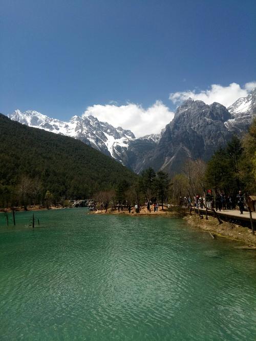 除了以上两个景点,我们还将前往云南省的其他一些地方,如玉龙雪山、洱海等,在这些地方,我们将感受到大自然的美丽和神秘,同时也将了解到当地的历史和文化。