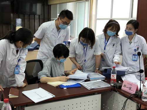 为了找到更好的治疗方法,高立仁开始查阅大量的医学文献,并与其他精神科医生进行交流,在这个过程中,他结识了一位名叫李珊珊的女医生,李珊珊是一位非常有才华的医生,她对精神科医学有着深入的研究和独特的见解,与李珊珊的交流让高立仁受益匪浅,他开始重新审视自己的治疗方法,并尝试采用一些新的技术和手段。