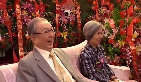 在高立仁的努力下,阿伟的病情逐渐得到了控制,就在高立仁以为一切都已经好转的时候,阿伟却突然失踪了,经过一番寻找,高立仁终于在一家废弃的工厂里找到了阿伟,此时的阿伟已经陷入了极度的幻觉和妄想之中,他认为自己是一名超级英雄,正在与邪恶势力进行战斗。