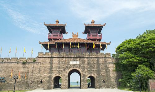 答:东湖的生态景观丰富多样,除了“九龙吐珠”外,还有磨山楚文化区的古典园林风光、落雁岛的湿地生态、听涛景区的湖光山色等,特别是春季的樱花盛开和秋季的红叶满山,更是摄影爱好者们不可错过的美景。