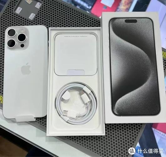 反观苹果iPhone 15 Pro,作为2023年的旗舰机型,其外观设计无疑代表了当前智能手机的最高水准,6.1英寸的打孔屏,搭配OLED材质,不仅色彩鲜艳、对比度高,还支持120Hz的高刷新率,带来丝滑般的视觉体验,iPhone 15 Pro的机身采用了更加精致的工艺,无论是手感还是视觉效果,都让人难以抗拒。