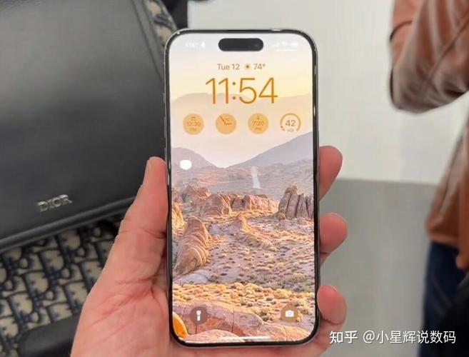 相比之下,苹果iPhone 15 Pro则搭载了苹果自研的A17 Pro芯片,这款芯片在性能上堪称业界顶尖,无论是处理速度还是能效比都达到了前所未有的高度,配合8GB的运行内存和最高可达1TB的机身存储,iPhone 15 Pro可以轻松应对各种复杂任务和多任务切换,iPhone 15 Pro还支持5G网络、Wi-Fi 6E等先进技术,确保用户在网络连接上也能享受到极致的体验。
