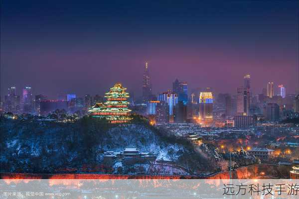 当夕阳开始在天边铺展，鼓楼广场被染上了一层金色的光辉，南京第一高楼在夕阳的映照下，更显巍峨壮丽，其玻璃幕墙反射出绚烂的光芒，与天空中的晚霞交相辉映，构成了一幅动人心魄的画面，摄影师们更是不会错过这难得的拍摄时机，他们或等待最佳光线，或利用长曝光技术，记录下这转瞬即逝的美丽瞬间，黄昏下的鼓楼广场，仿佛变成了一部关于时间、空间与光影的浪漫诗篇。