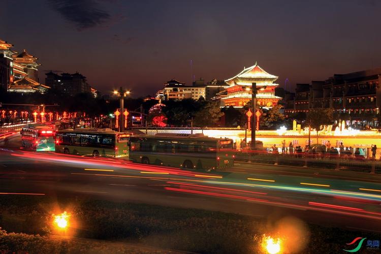 当夜幕降临，鼓楼广场换上了另一副面貌，南京第一高楼灯火通明，与周围的霓虹灯交相辉映，将整个城市装点得如梦似幻，摄影师们或站在高处俯瞰，将整个广场的夜景尽收眼底；或深入街头巷尾，寻找那些被灯光勾勒出的独特景致，每一张照片，都像是这座城市夜晚的低语，讲述着不为人知的故事。
