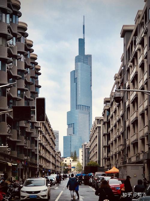 问题一：拍摄南京第一高楼时，如何选择合适的拍摄角度以展现其独特魅力？