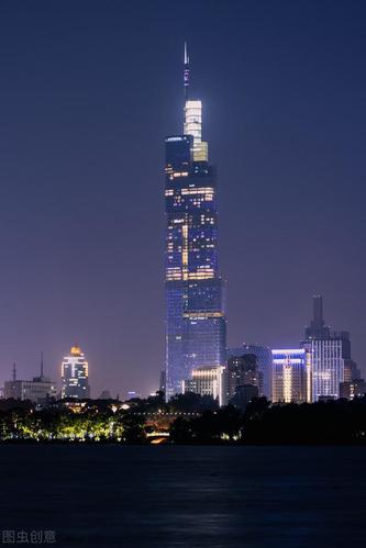 答：拍摄南京第一高楼时，选择合适的拍摄角度至关重要，可以尝试从正面直接拍摄，展现其雄伟壮观的全貌；利用广场上的雕塑、喷泉等作为前景，增加画面的层次感；还可以寻找一些独特的视角，如从高处俯瞰、通过建筑物的缝隙或反射等，来展现高楼的独特魅力，注意光线的运用，不同时间段的光线会呈现出不同的效果，选择最佳光线进行拍摄，能让作品更加出彩。