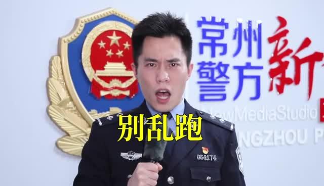 第二集:方言是一名民警,她在工作中认真负责,深受同事和领导的信任,在一次执行任务中,方言结识了黄自立,并对他产生了好感,她主动提出帮助黄自立,希望能够让他重新振作起来,在方言的帮助下,黄自立找到了一份新的工作,开始了新的生活。