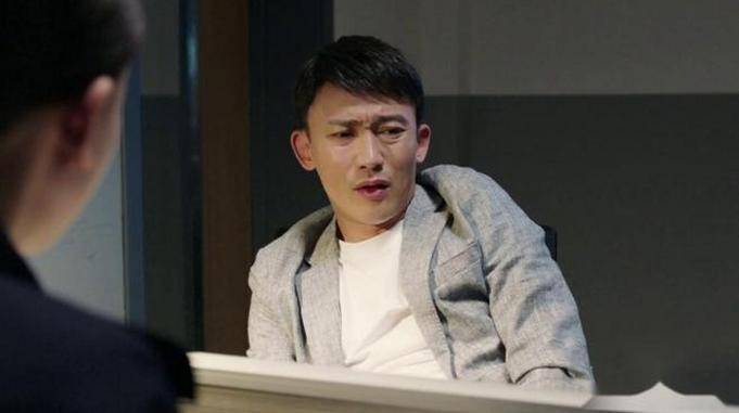 第八集:黄自立和方言的感情越来越稳定,他们开始考虑结婚,在一次偶然的机会中,黄自立向方言求婚,方言欣然答应,两人决定在国庆节举行婚礼,邀请亲朋好友共同见证他们的幸福。