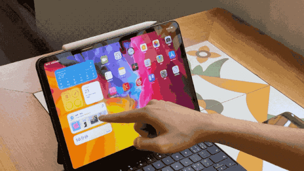 iPadOS 14在多任务处理上进行了深度优化,引入了全新的“侧边栏”和“画中画”功能,你可以轻松地在多个应用之间切换,甚至将某个应用以悬浮窗口的形式固定在屏幕边缘,实现真正的边工作边娱乐,在编辑文档时,你可以随时将浏览器窗口缩小为侧边栏,快速查找资料而无需离开当前应用,工作效率直线上升。