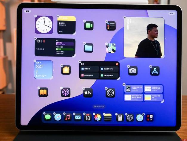 随着iPad上安装的应用越来越多,如何高效管理它们成为了一个难题,iPadOS 14引入了App Library,这是一个自动分类和整理应用的智能空间,它可以根据你的使用习惯,将应用分为不同的类别,如“娱乐”、“工作”、“学习”等,让你能够快速找到所需应用,同时保持主屏幕的整洁有序。