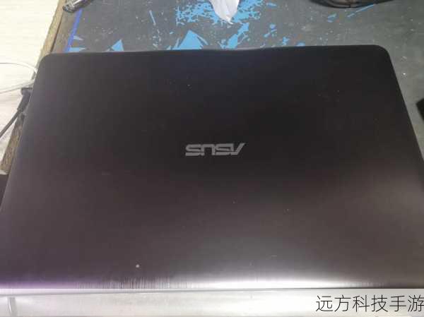 华硕X201E(i3 3217U 2GB 320GB)白最让人印象深刻的就是它那轻盈的身姿,仅重1.3公斤的机身,搭配11.6英寸的精致屏幕,无论是穿梭于拥挤的地铁,还是背上行囊踏上旅行的征途,都能轻松携带,毫无负担,冰玉白的配色更是清新脱俗,为繁忙的生活增添一抹亮色,让人一眼难忘。