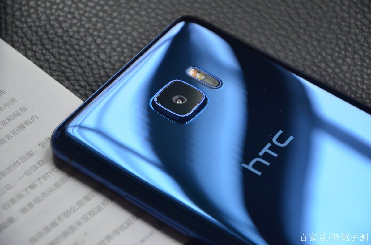 A:HTC G14的屏幕面板采用了首创的曲面镜面设计,略微内凹的的弧形钢化玻璃可以防止屏幕刮花,该机还采用了16:9的宽屏幕比例设计,使得用户在观看电影或高清视频时能够享受到更加沉浸式的观影体验。