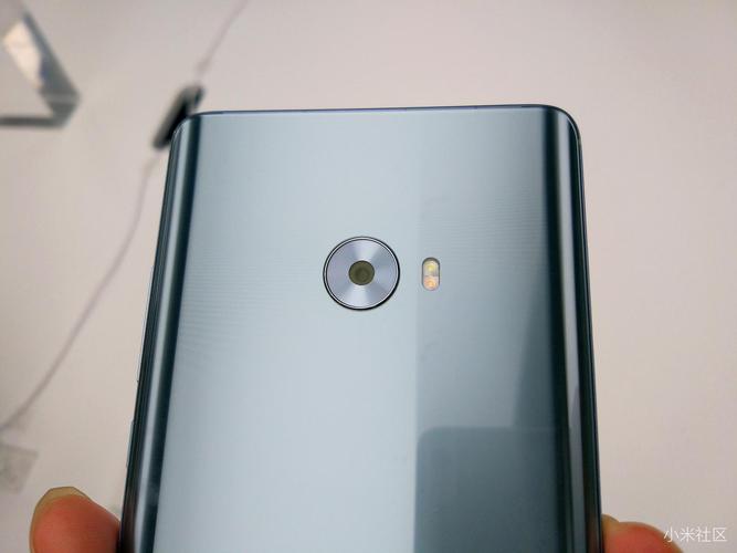 小米Note 2的后置摄像头像素高达2256万像素,前置摄像头则为800万像素,这样的配置使得这款手机在拍照方面表现出色,无论是拍摄风景、人像还是微距等场景都能得到清晰、细腻的照片效果,它还支持多种拍照模式和功能如双色温闪光灯、硬件级电子防抖、暗光画质增强技术等进一步提升拍照体验。